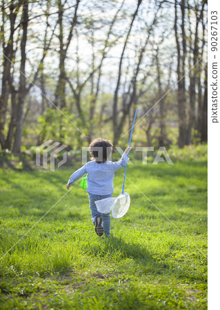 孩子們採摘昆蟲 孩子們採摘昆蟲 90267103