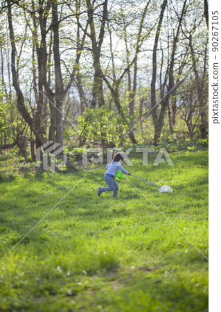 孩子們採摘昆蟲 90267105