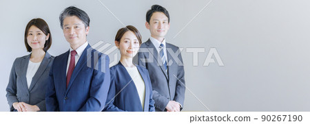 看照相機的商人(商務/工作/西裝) 看照相機的商人(商務/工作/西裝) 90267190