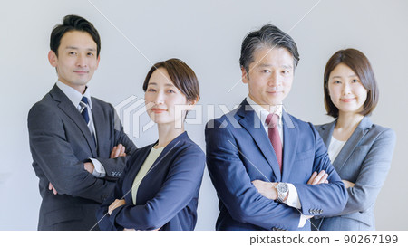 Businessman looking at the camera (business / work / suit) 90267199