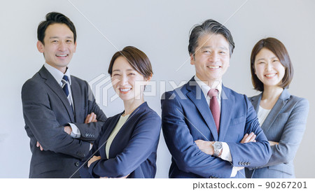 看照相機的商人(商務/工作/西裝) 看照相機的商人(商務/工作/西裝) 90267201