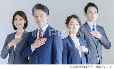 看照相機的商人(商業、工作、西裝、信任、合作夥伴) 看照相機的商人(商業、工作、西裝、信任、合作夥伴) 90267203