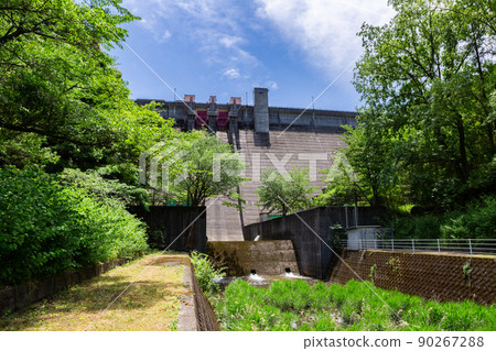 北九州市小倉南區,映照出新綠的真淵水壩的堤壩 北九州市小倉南區,映照出新綠的真淵水壩的堤壩 90267288