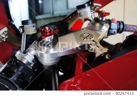 在運動自行車的車把周圍 在運動自行車的車把周圍 90267413