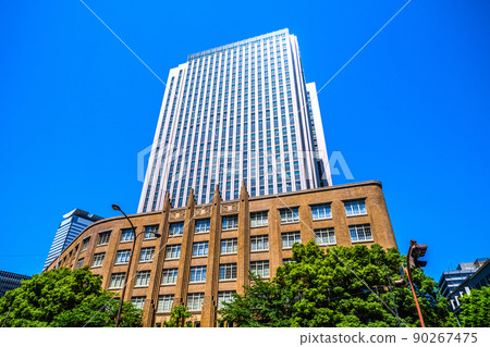 日本東京都市風景,看著在清新的綠藍天空中閃耀的霞關的文部科學省 日本東京都市風景,看著在清新的綠藍天空中閃耀的霞關的文部科學省 90267475