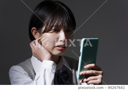 一個在黑暗中看不到智能手機的女高中生 90267681