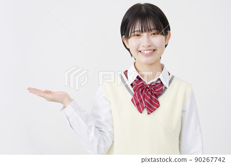 高中女生用白色背景上的手掌指向左邊 90267742