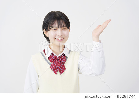高中女生用手掌在白色背景上指向右邊 90267744