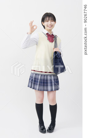 在白色背景上簽署 OK 的高中女生 90267746