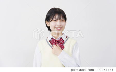 白色背景上帶著微笑看著相機的高中女生 90267773
