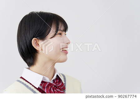 白色背景上微笑的女學生的肖像 90267774