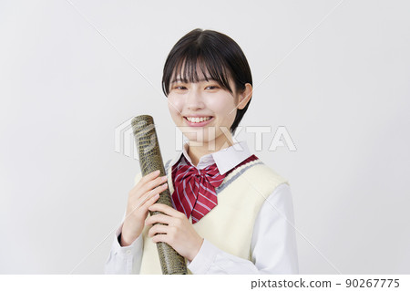 微笑與文憑管在白色背景上的女學生 90267775