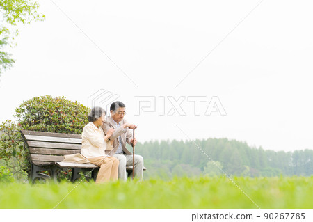 資深夫婦坐長凳 資深夫婦坐長凳 90267785