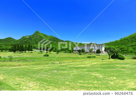 [鳥取縣]天氣晴朗時的鏡火和新鮮的綠色（奧大山） 90268478