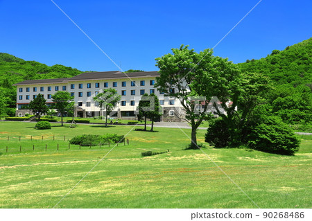 [Tottori Prefecture] Kagamiganaru and fresh green (Oku Oyama) in fine weather 90268486