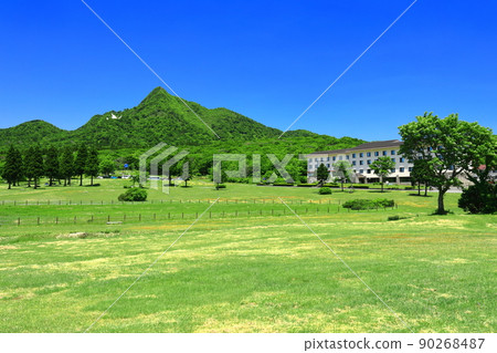 [鳥取縣]天氣晴朗時的鏡火和新鮮的綠色（奧大山） 90268487