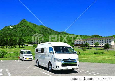 [鳥取縣]天氣晴朗時的鏡火和新鮮的綠色（奧大山） 90268488