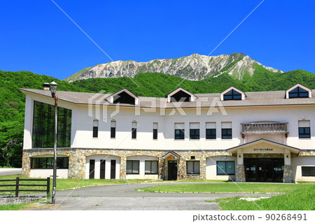 [鳥取縣]陽光明媚的大山和新鮮的綠色（奧大山滑雪場） 90268491