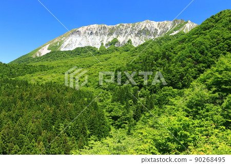 [Tottori Prefecture] Daisen, a fresh green seen from the Kagikake Pass in fine weather 90268495