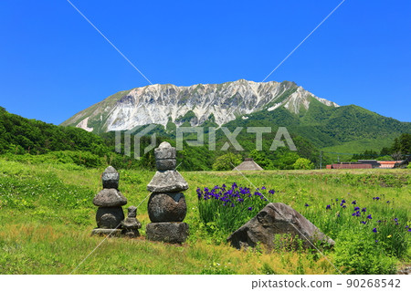 [鳥取縣]大仙和瑞惠的茅草屋在晴朗的天氣裡 90268542