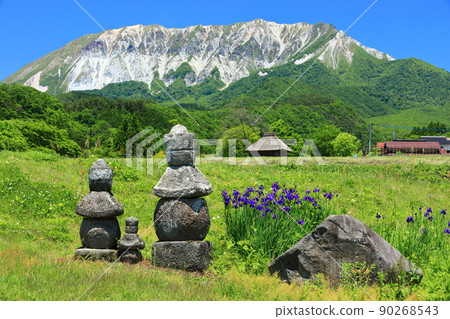 [鳥取縣]大仙和瑞惠的茅草屋在晴朗的天氣裡 90268543