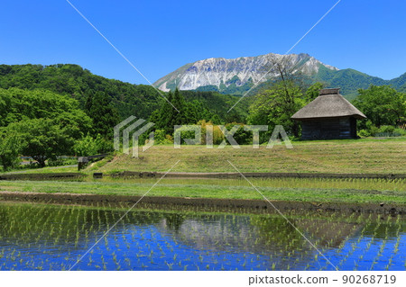 [Tottori Prefecture] Daisen and Mizukue's thatched hut in fine weather 90268719