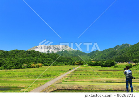 [Tottori Prefecture] Fine weather in Daisen and rice fields on Mizukue 90268733