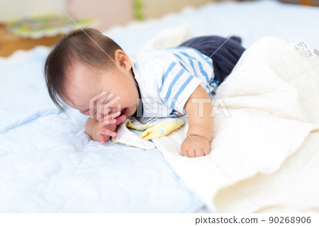 嬰兒 7 個月大的男孩 嬰兒 7 個月大的男孩 90268906