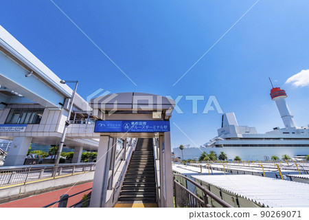 Entrance of "Tokyo International Cruise Terminal" station on the Yurikamome line (formerly "Ship Science Museum" station) 90269071