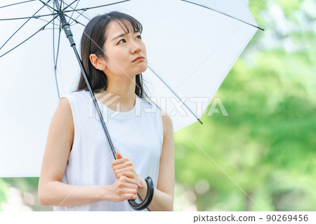 雨季打傘的亞洲女人（問題） 90269456
