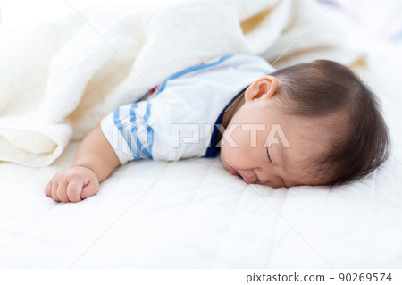 Infant sleeping face 7 months boy Infant sleeping face 7 months boy 90269574