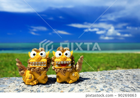 Okinawa's blue sea and shisa 90269863