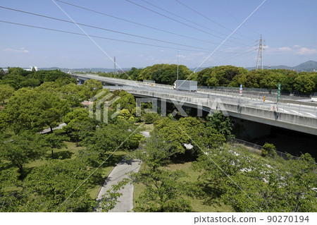 橫跨藍天和諏訪公園的有明海沿海公路 90270194