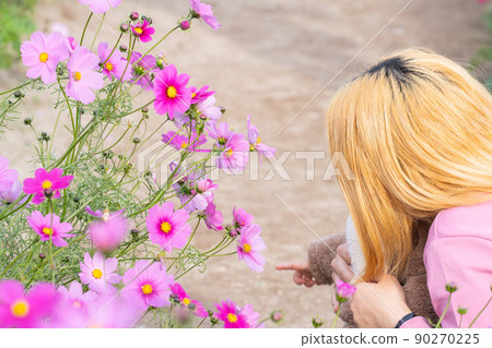 看花的婦女 看花的婦女 90270225