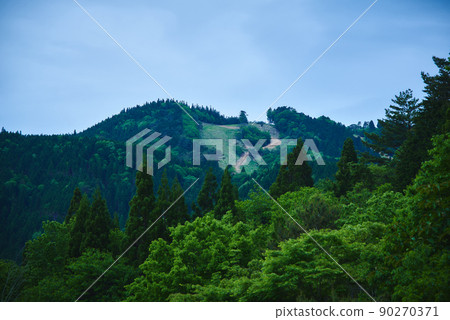 山景與步行道的景色 山景與步行道的景色 90270371