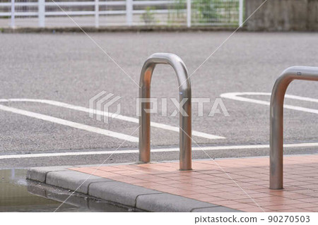 在便利店停車場停車 90270503