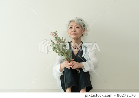 Fashionable senior women's portrait Fashionable senior women's portrait 90272176