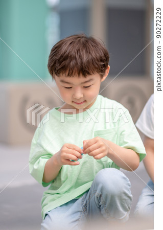Children Lifestyle Boy Concentration 90272229