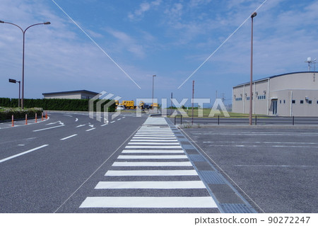 隱岐機場設施和廣闊的藍天跑道般的道路和長長的人行橫道五月陽光明媚 隱岐機場設施和廣闊的藍天跑道般的道路和長長的人行橫道五月陽光明媚 90272247