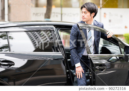 男商人西裝下車 90272316
