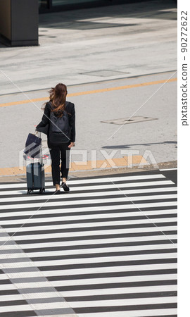 走在人行橫道上的女商人鳥瞰圖 走在人行橫道上的女商人鳥瞰圖 90272622