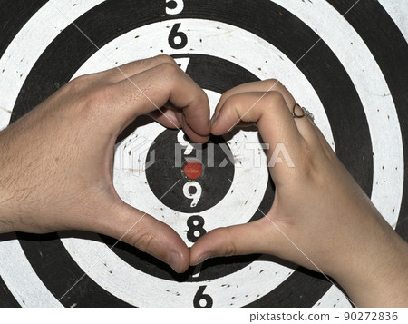 couple hand hearth on target detail 90272836