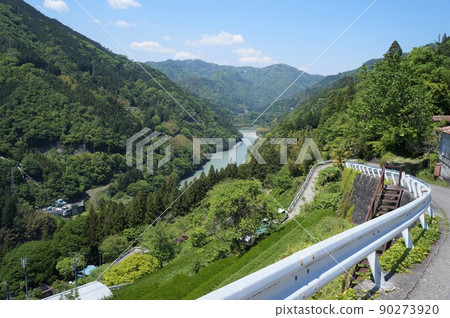 Nakaisamurai's slope village and Tenryu River [Tenryu Village, Nagano Prefecture] 90273920