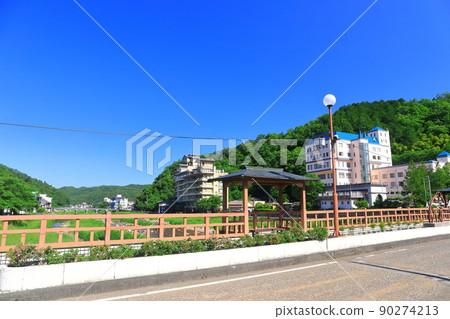 [鳥取縣]從戀屋橋看到的三朝溫泉町（三德川） 90274213