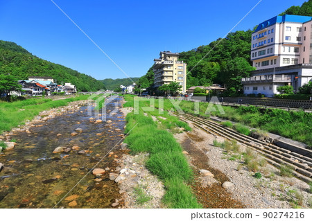 [鳥取縣]從戀屋橋看到的三朝溫泉町（三德川） 90274216
