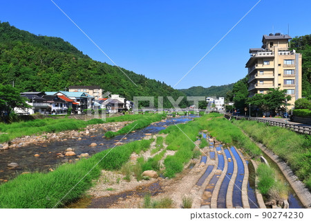 [鳥取縣]從戀屋橋看到的三朝溫泉町（三德川） 90274230