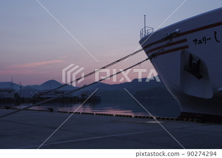 等待黎明的隱岐島西鄉港 東方天空染紅時停泊在日出前的大型渡輪 90274294