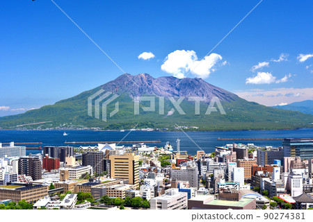 從鹿兒島市城山天文台看到的漂浮在鹿兒島市和錦江灣的櫻島 90274381