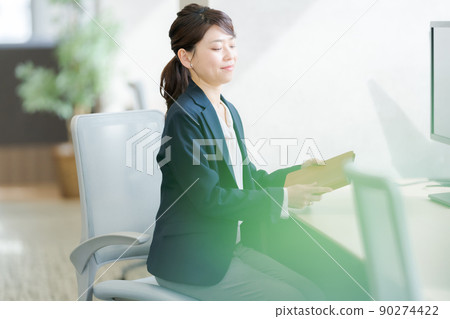 Women in their 30s, offices and businesses Women in their 30s, offices and businesses 90274422