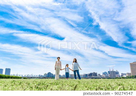 祖母、母親和孩子手牽手散步。三代家庭 祖母、母親和孩子手牽手散步。三代家庭 90274547